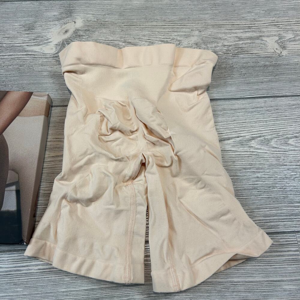 NWT Skims S/M Sculpting Short Mid Thigh Shapewear Nude - Picture 3 of 4